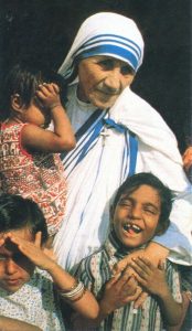 Holy card of the Mother Theresa and children cm.7x12- 2 3/4"x 4 3/4"